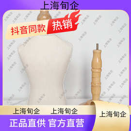 上海女模特與寵物衣架 時尚、溫情與創意的交織